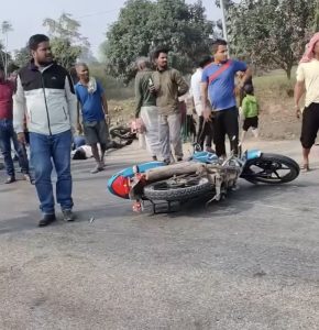 दुई मोटरसाइकल ठोक्किँदा चार जना युवक घाइते