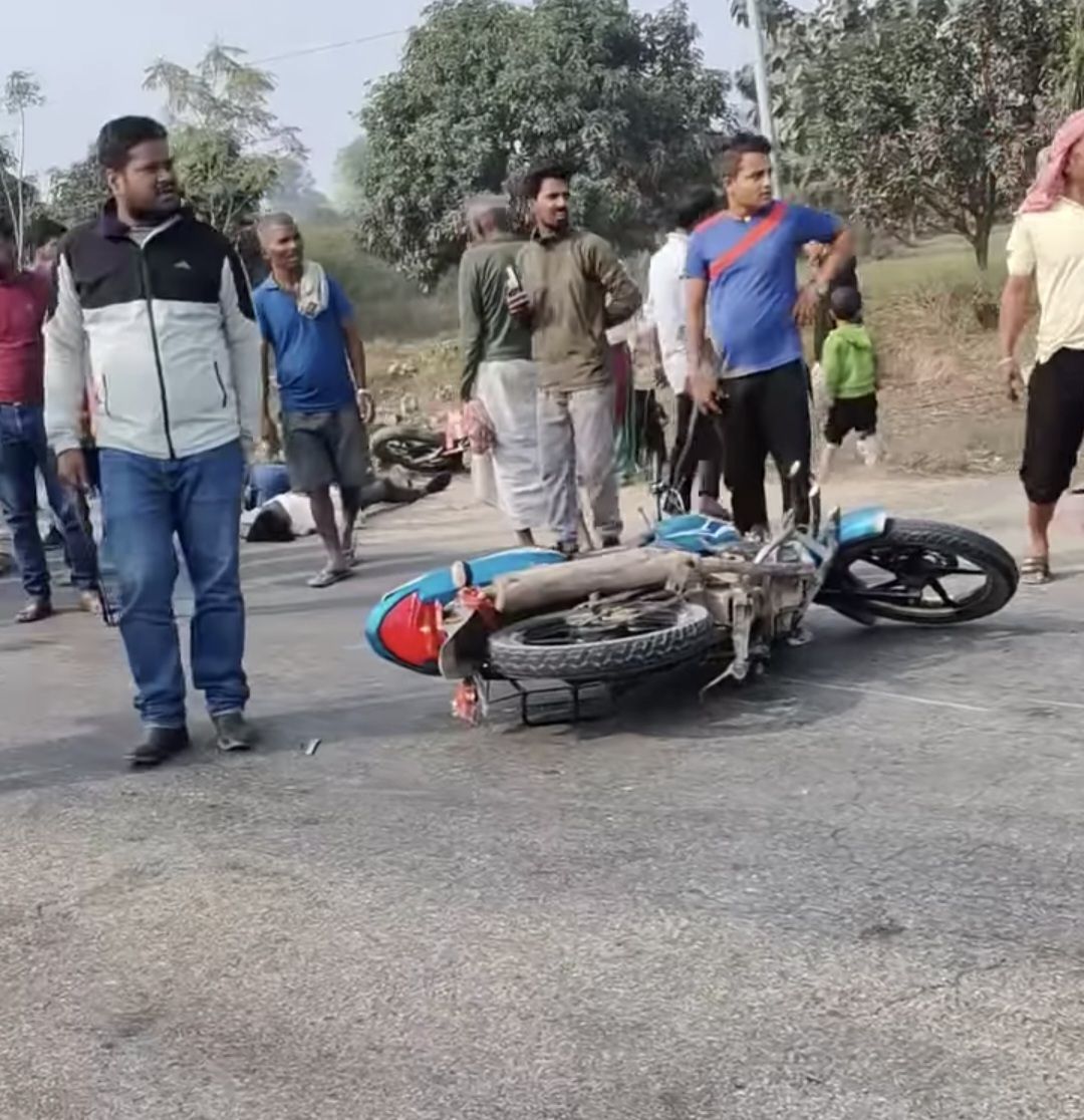 दुई मोटरसाइकल ठोक्किँदा चार जना युवक घाइते