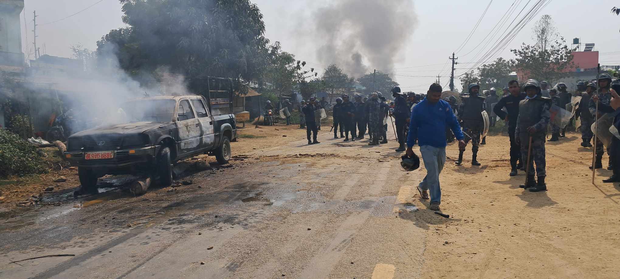 दुई समुदायबीच झडपमा  नवलपरासीमा २० घाइते, प्रहरीको गाडी जलाइयो