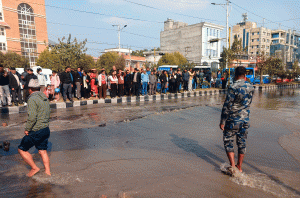 मेलम्ची आयोजनाको पाइप फुट्दा बबरमहलको सडक बन्द, सरकारी कार्यालयमा आवागमन प्रभावित