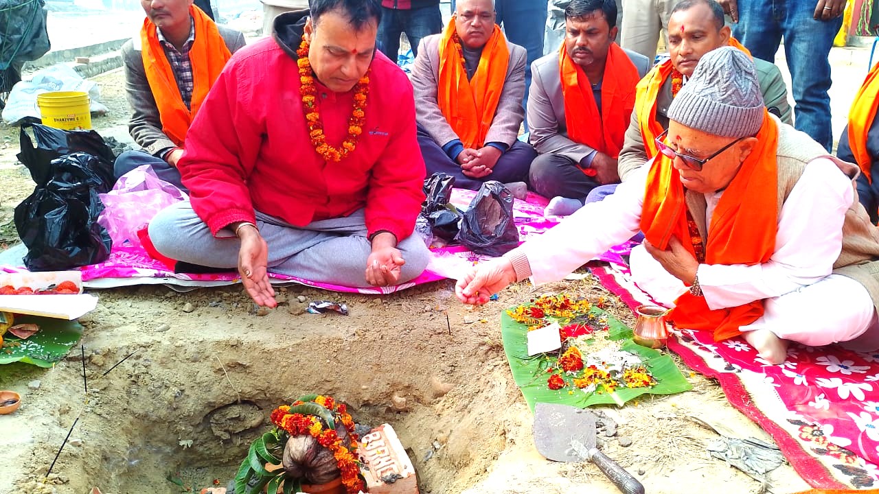 धनुषाधामदेखि हंसपुर नगरपालिकाको सुगानिकाससम्मको सडक सिलान्यास