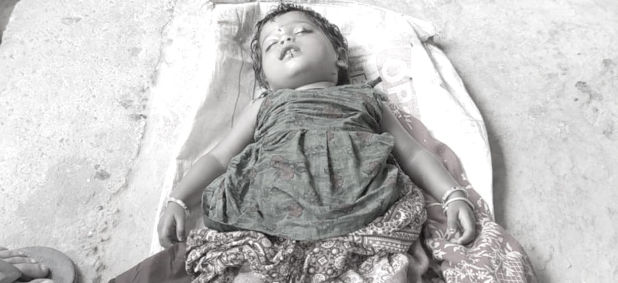 सिरहामा खुला नालामा डुबेर डेढ वर्षीया बालिकाको मृत्यु, नगरपालिका र जनप्रतिनिधिको लापरवाहीप्रति जनआक्रोश