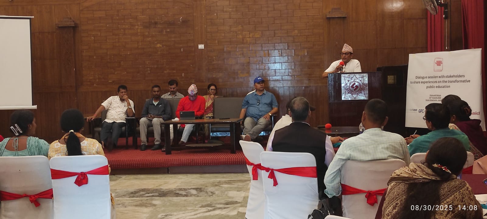 जनकपुरधाममा सार्वजनिक शिक्षा सुधारबारे सरोकारवालासँग संवाद, शिक्षक महासंघका अध्यक्ष गिरीको अध्यक्षता