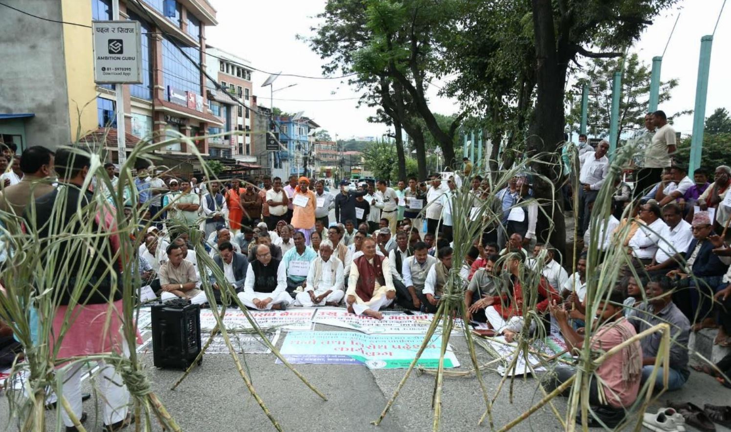 उखु किसानको आवाज सडकमा, नेताहरू किसानसँग खडा