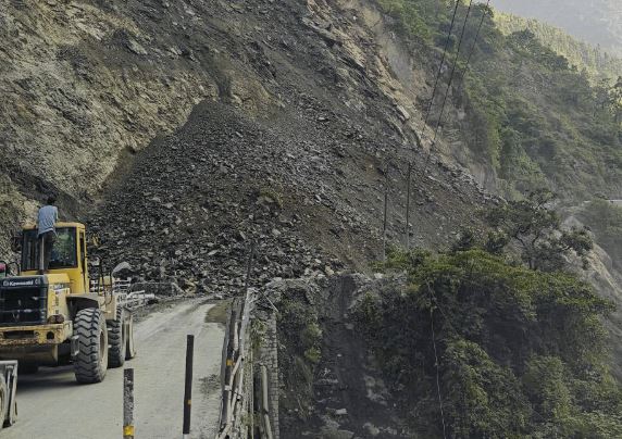  मुग्लिन–नारायणगढ सडकखण्डमा तुइनखोलामा पुनः पहिरो, दुईतर्फी यातायात ठप्प