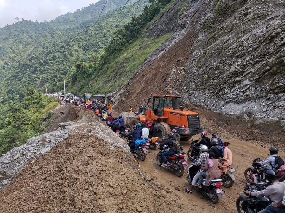 चितवनमा पहिरोका कारण अवरुद्ध नारायणगढ–मुग्लिन सडक दुईतर्फी सञ्चालनमा