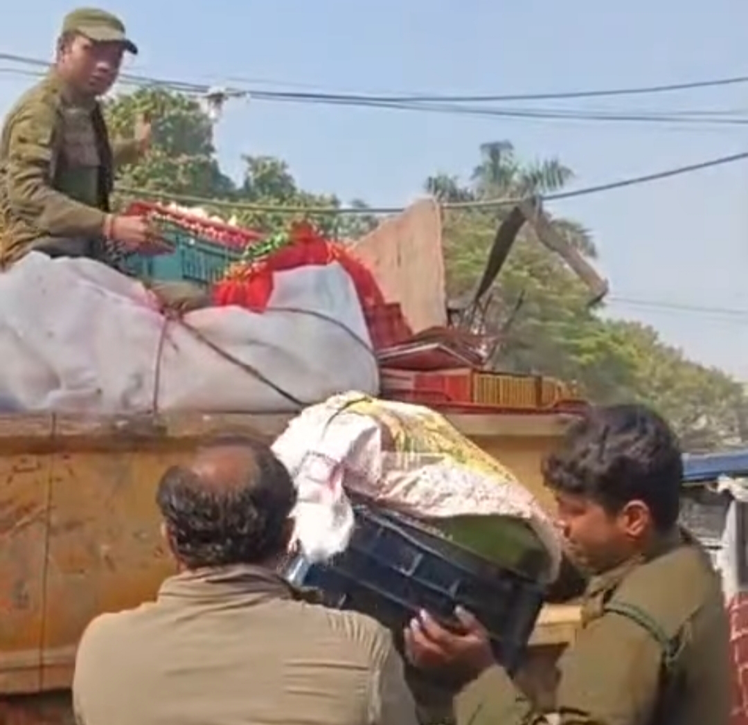 जनकपुरधाममा नगर प्रहरीद्वारा फुटपाथ अतिक्रमण हटाउने अभियान सुरु