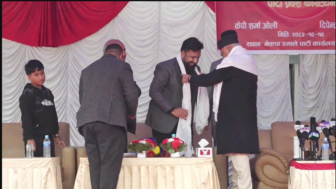 जसपा नेता अग्रवालले लिए एमाले सदस्यता