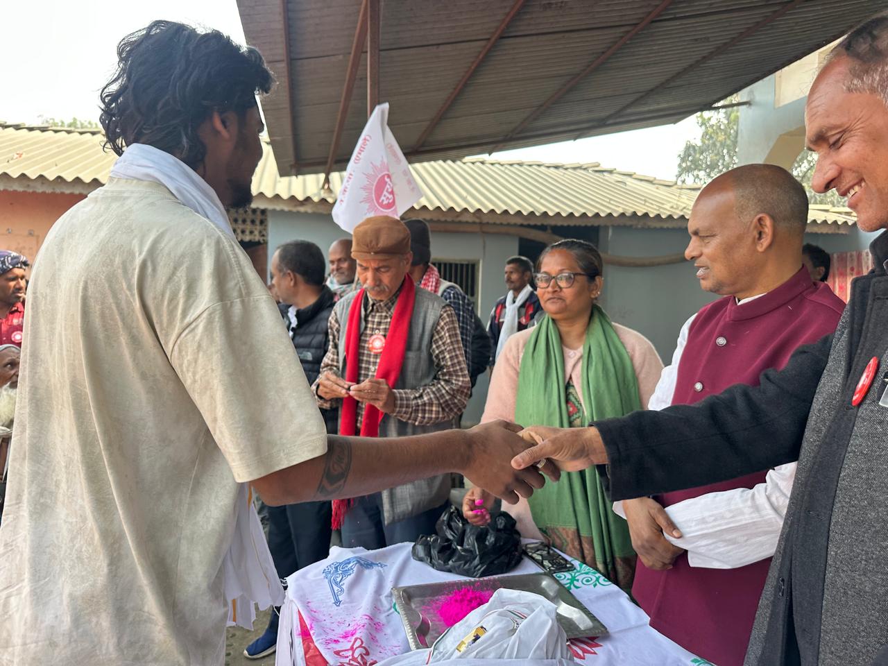 धनुषा–१ मा एमाले प्रवेश लहर, किरतपुरका १०० भन्दा बढी स्थानीय पार्टीमा आबद्ध,
