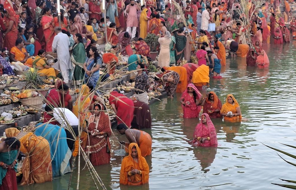 जनकपुरधाममा अस्ताउँदै गरेको सूर्यलाई अर्घ्य, छठ पर्वको रौनक चरममा,