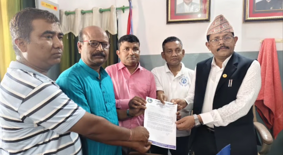 सरकारी विज्ञापन नीतिविरुद्ध धनुषामा पत्रकारको विरोध, महासंघद्वारा सरकारलाई ज्ञापनपत्र