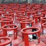 आधा सिलिन्डर नीति अस्वीकार: व्यवसायीले फेरि १४.२ किलो ग्यास बिक्री गर्ने निर्णय