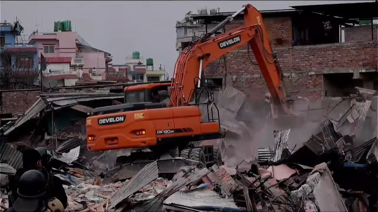 गैरीगाउँ सुकुम्बासी बस्तीमा डोजर, स्थानीयको असन्तुष्टि,