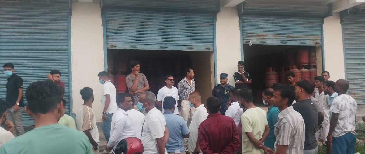 ग्यास अभावबीच व्यवसायी संघ अध्यक्षको गोदाममा १३१ सिलिन्डर ग्यास बरामद,