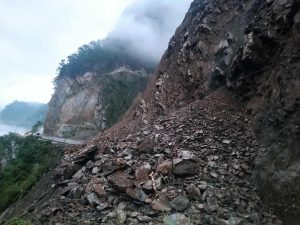 अविरल वर्षाले देशभरका राजमार्ग प्रभावित, बिपी र कान्तिलोकपथमा राति सवारी सञ्चालन बन्द,