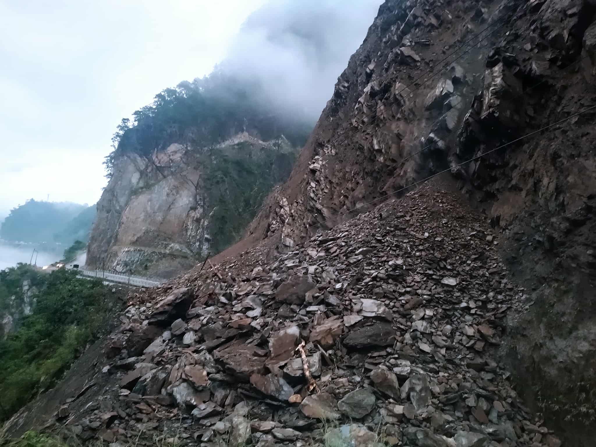अविरल वर्षाले देशभरका राजमार्ग प्रभावित, बिपी र कान्तिलोकपथमा राति सवारी सञ्चालन बन्द,