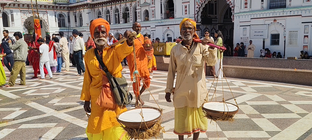 कोजाग्रत पूर्णिमामा जानकी मन्दिरमा रतौलीबाट ल्याइयो १०८ पाहुर